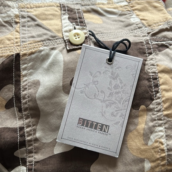 NWT Y2K Low Rise Cropped Camo Pants Bitten Size 18 - Picture 9 of 16